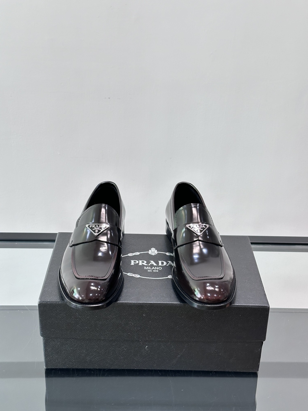 Prada/普拉达新款亮面皮革皮鞋👞采用意大利进口开边珠鞋面，大块拼接设计，耐穿不变形，重工打造，精致马