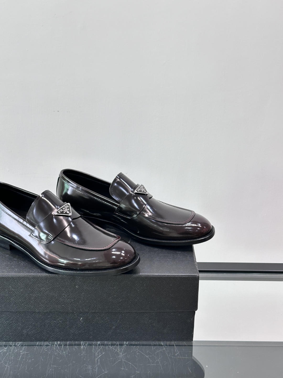 Prada/普拉达新款亮面皮革皮鞋👞采用意大利进口开边珠鞋面，大块拼接设计，耐穿不变形，重工打造，精致马