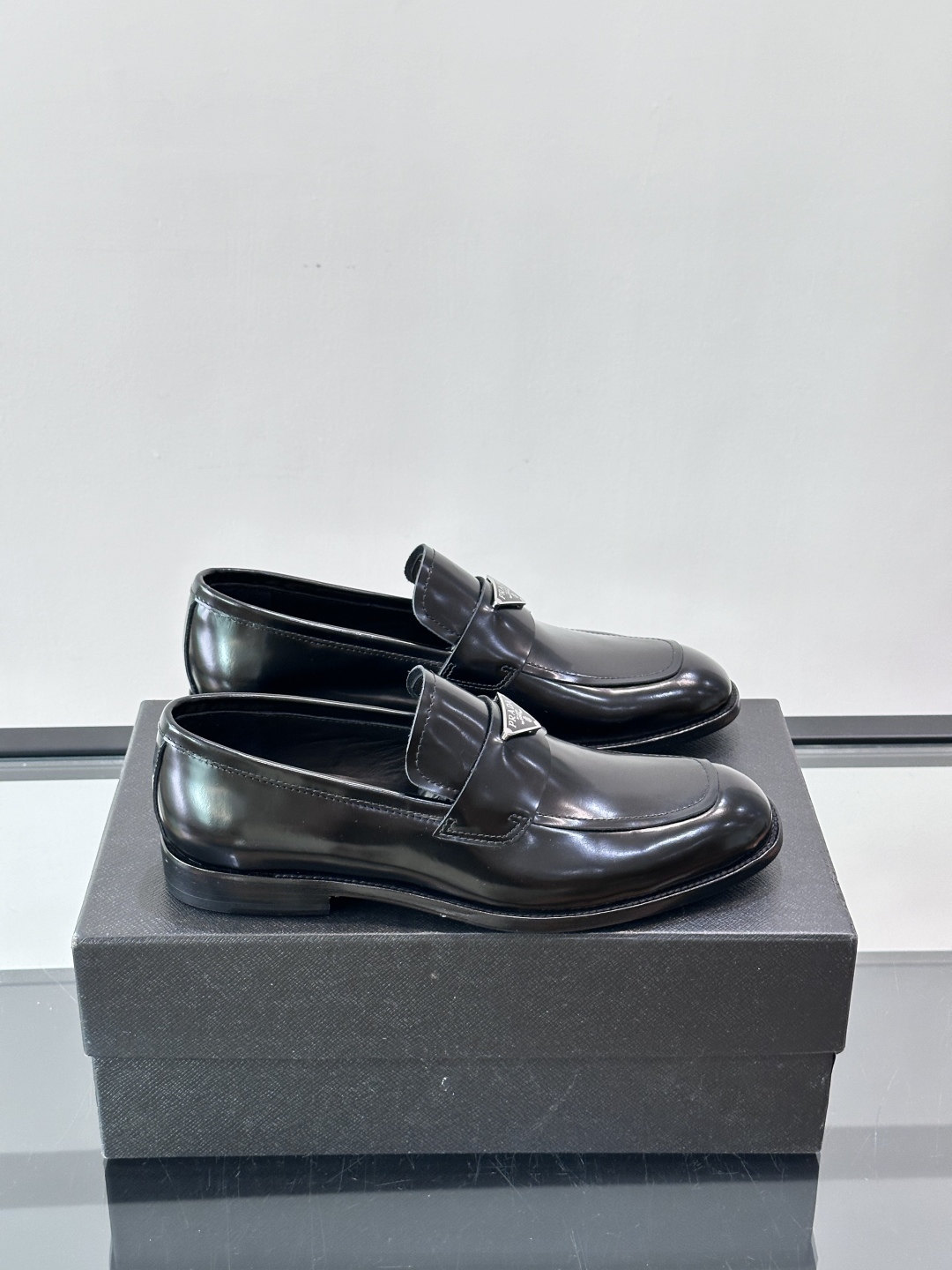 Prada/普拉达新款亮面皮革皮鞋👞采用意大利进口开边珠鞋面，大块拼接设计，耐穿不变形，重工打造，精致马