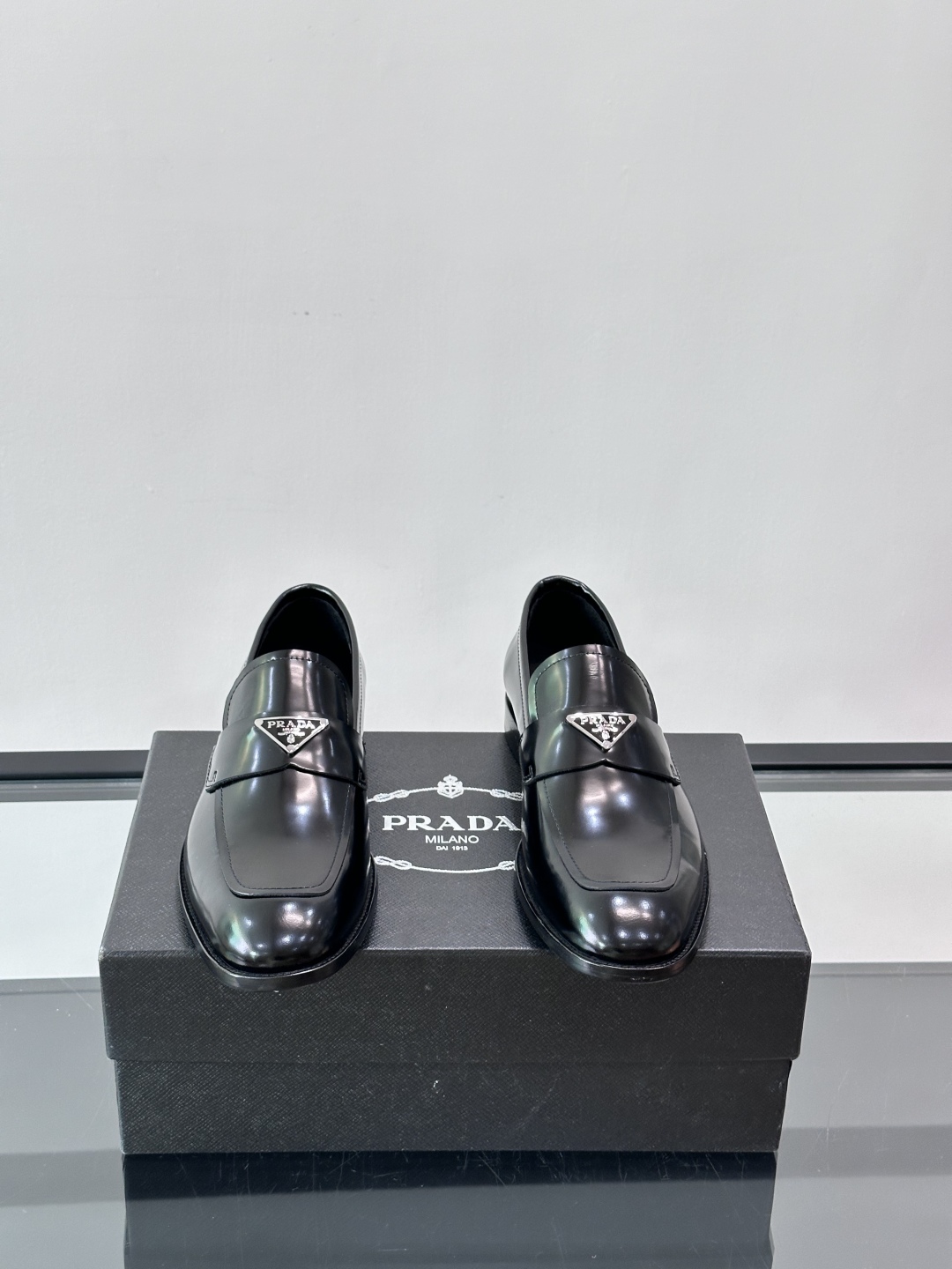 Prada/普拉达新款亮面皮革皮鞋👞采用意大利进口开边珠鞋面，大块拼接设计，耐穿不变形，重工打造，精致马