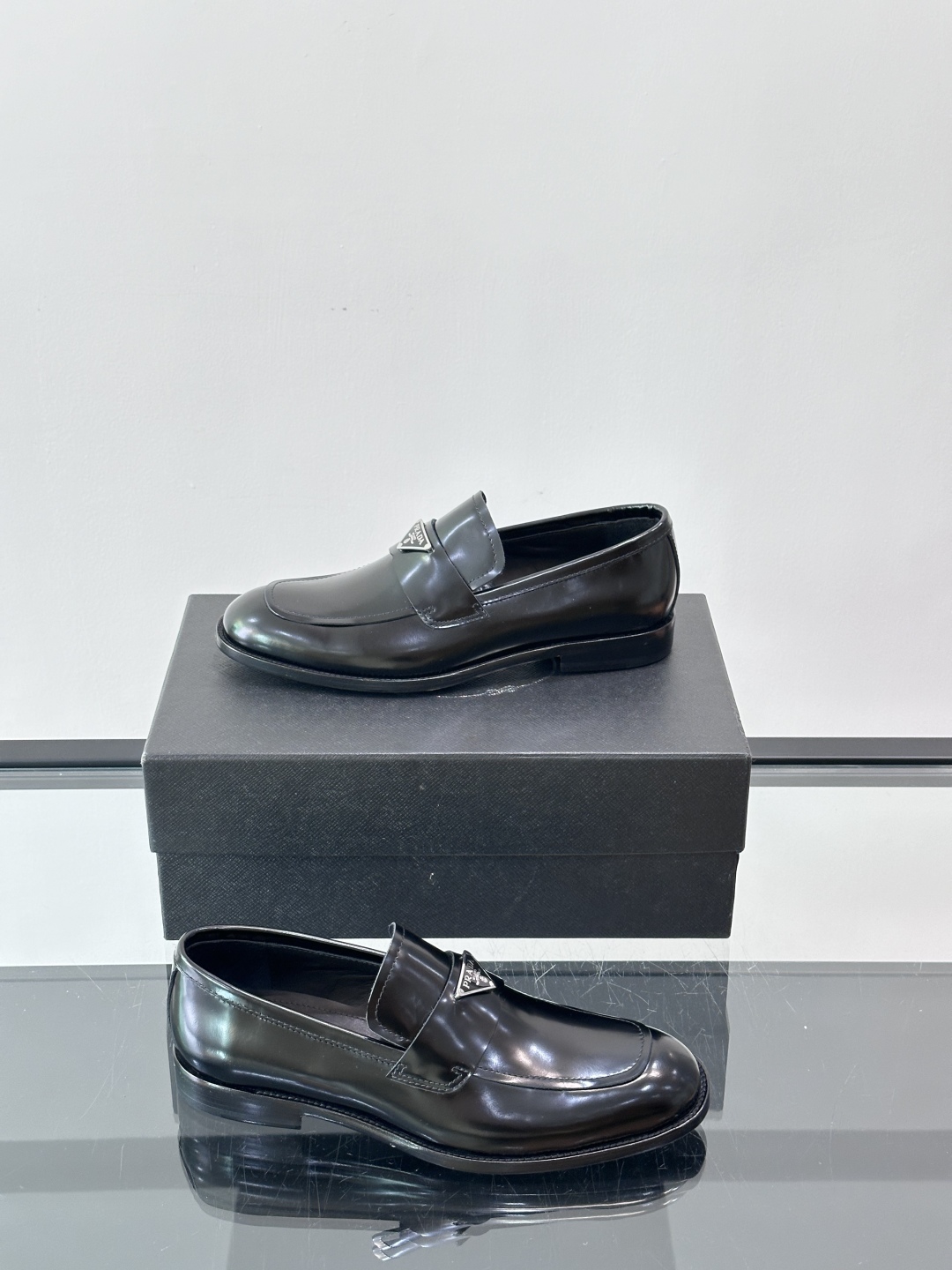 Prada/普拉达新款亮面皮革皮鞋👞采用意大利进口开边珠鞋面，大块拼接设计，耐穿不变形，重工打造，精致马