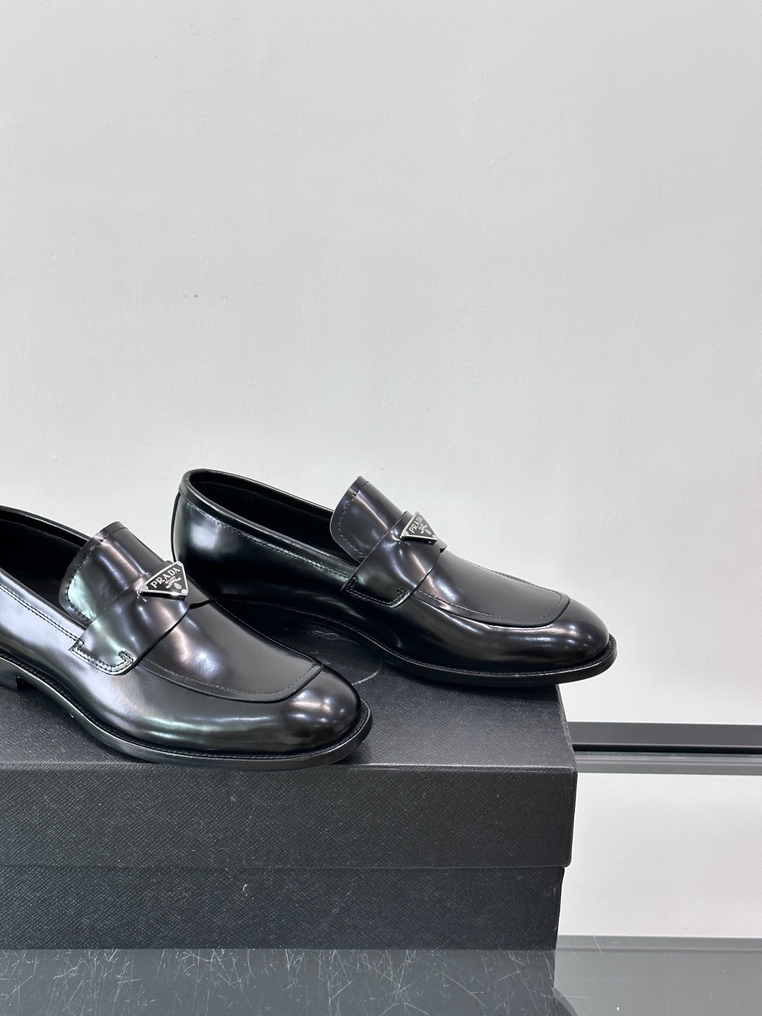 Prada/普拉达新款亮面皮革皮鞋👞采用意大利进口开边珠鞋面，大块拼接设计，耐穿不变形，重工打造，精致马