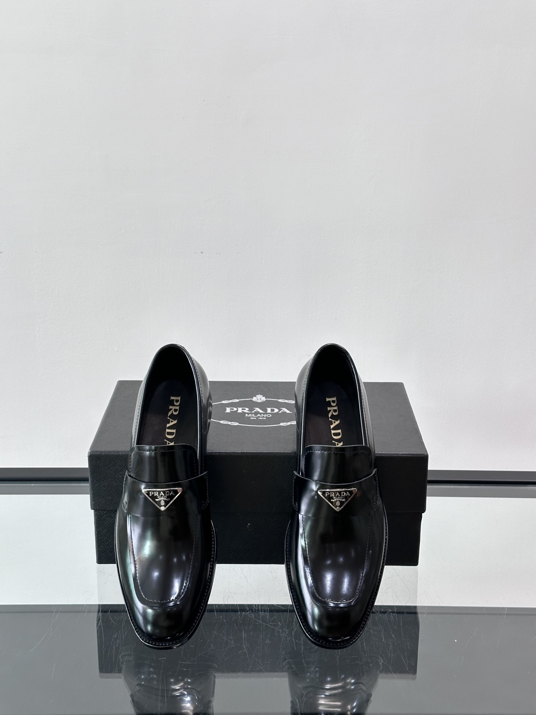 Prada/普拉达新款亮面皮革皮鞋👞采用意大利进口开边珠鞋面，大块拼接设计，耐穿不变形，重工打造，精致马