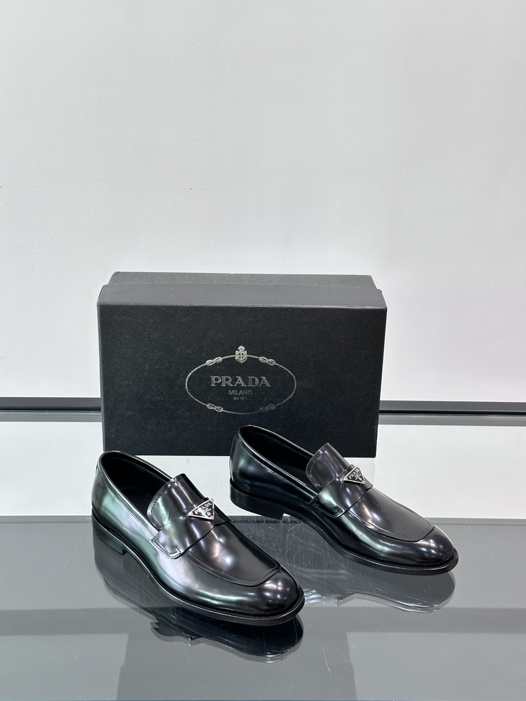 Prada/普拉达新款亮面皮革皮鞋👞采用意大利进口开边珠鞋面，大块拼接设计，耐穿不变形，重工打造，精致马