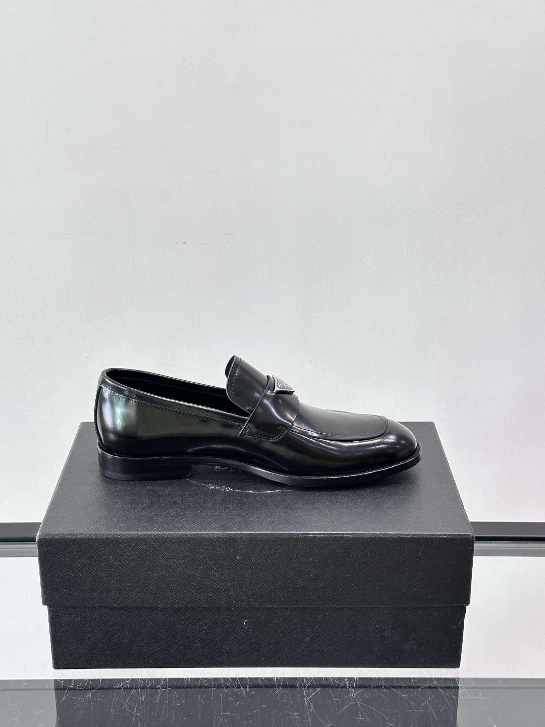 Prada/普拉达新款亮面皮革皮鞋👞采用意大利进口开边珠鞋面，大块拼接设计，耐穿不变形，重工打造，精致马