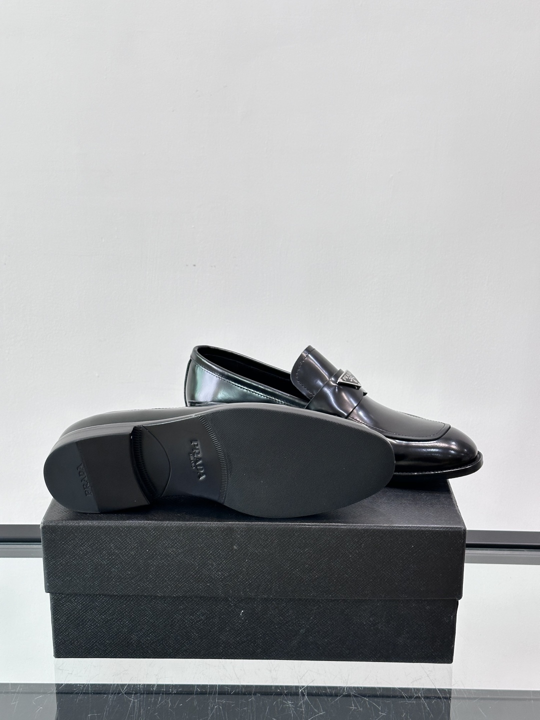 Prada/普拉达新款亮面皮革皮鞋👞采用意大利进口开边珠鞋面，大块拼接设计，耐穿不变形，重工打造，精致马