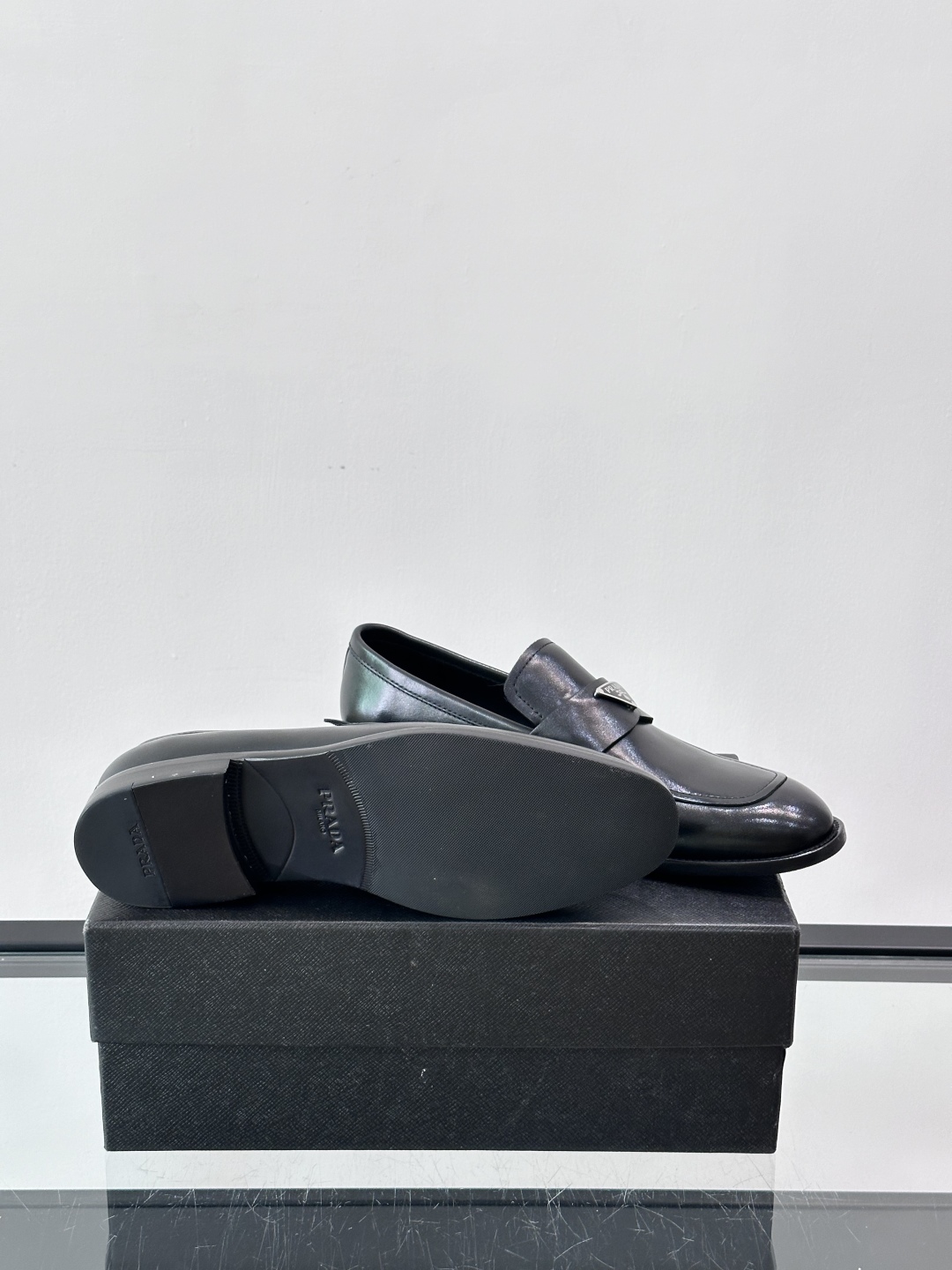 Prada/普拉达新款亮面皮革皮鞋👞采用意大利进口开边珠鞋面，大块拼接设计，耐穿不变形，重工打造，精致马