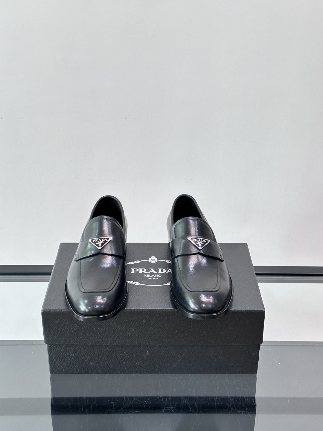 Prada/普拉达新款亮面皮革皮鞋👞采用意大利进口开边珠鞋面，大块拼接设计，耐穿不变形，重工打造，精致马