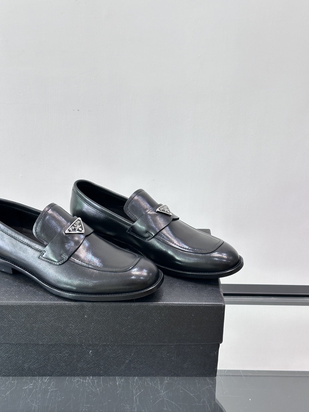 Prada/普拉达新款亮面皮革皮鞋👞采用意大利进口开边珠鞋面，大块拼接设计，耐穿不变形，重工打造，精致马