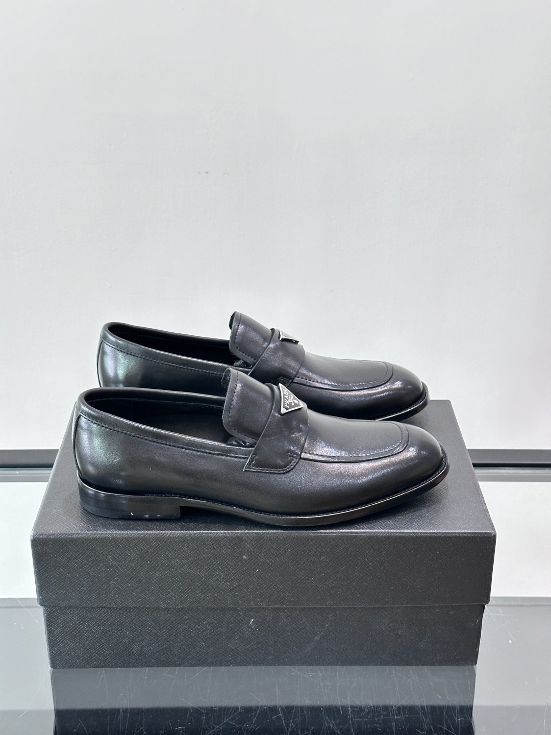 Prada/普拉达新款亮面皮革皮鞋👞采用意大利进口开边珠鞋面，大块拼接设计，耐穿不变形，重工打造，精致马