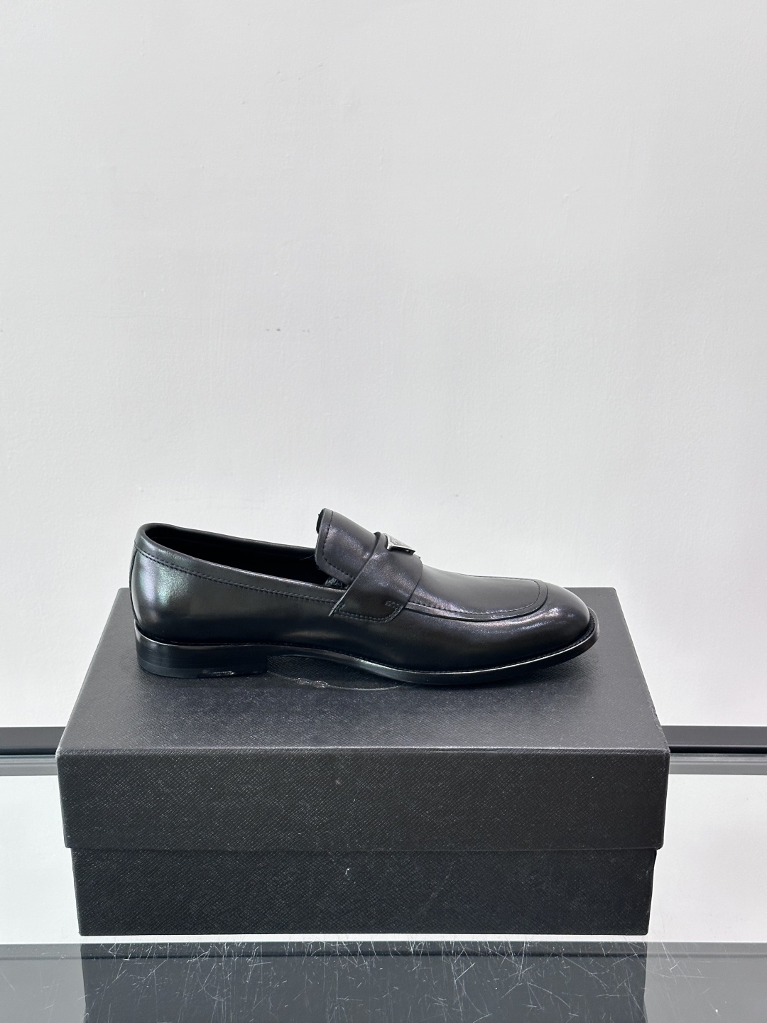Prada/普拉达新款亮面皮革皮鞋👞采用意大利进口开边珠鞋面，大块拼接设计，耐穿不变形，重工打造，精致马
