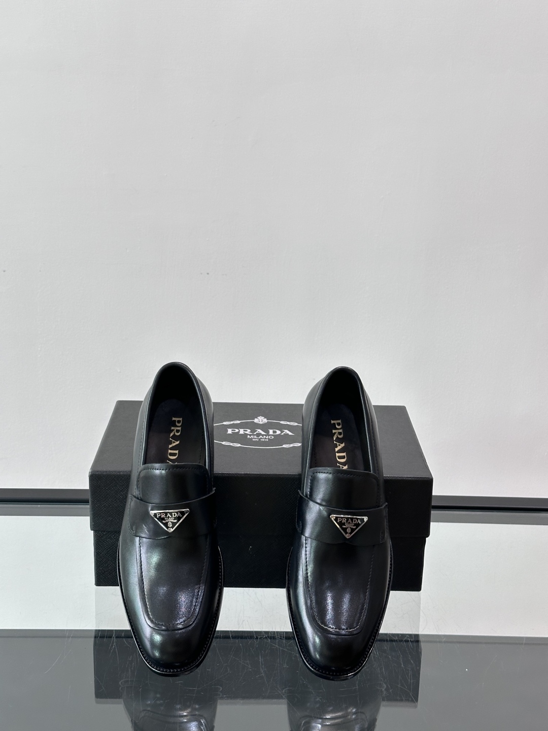 Prada/普拉达新款亮面皮革皮鞋👞采用意大利进口开边珠鞋面，大块拼接设计，耐穿不变形，重工打造，精致马