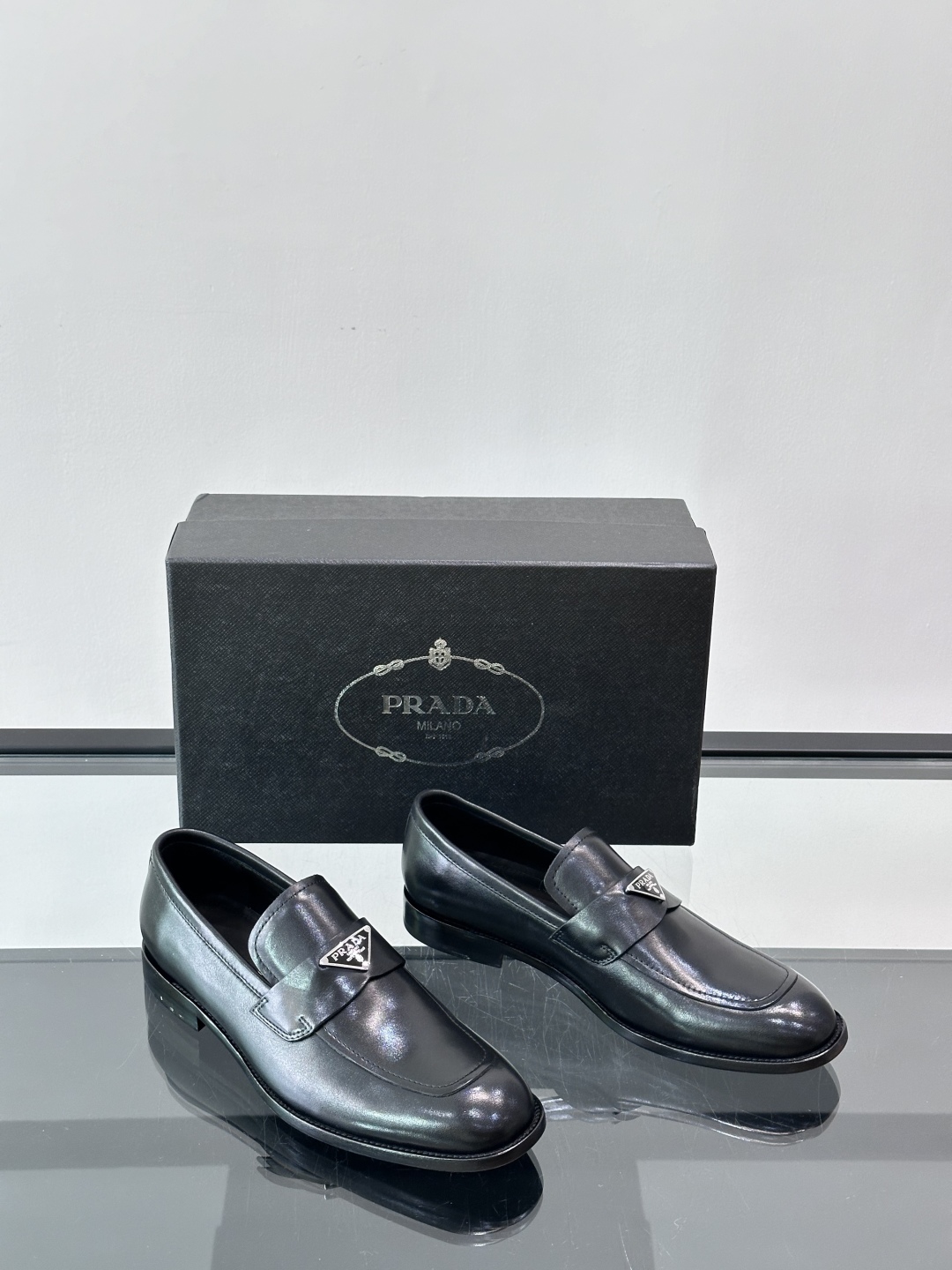 Prada/普拉达新款亮面皮革皮鞋👞采用意大利进口开边珠鞋面，大块拼接设计，耐穿不变形，重工打造，精致马