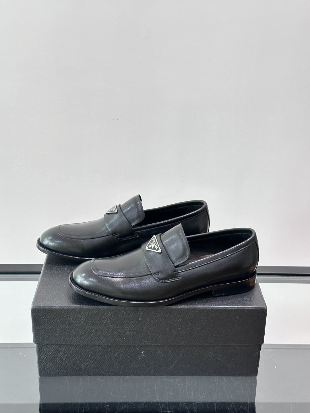 Prada/普拉达新款亮面皮革皮鞋👞采用意大利进口开边珠鞋面，大块拼接设计，耐穿不变形，重工打造，精致马