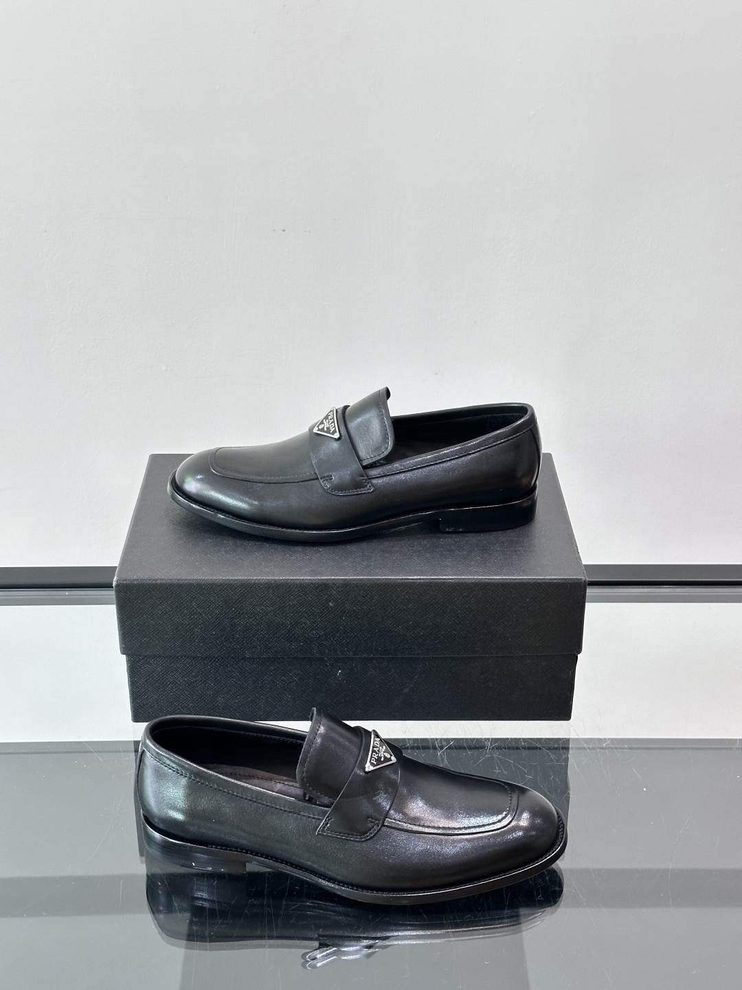 Prada/普拉达新款亮面皮革皮鞋👞采用意大利进口开边珠鞋面，大块拼接设计，耐穿不变形，重工打造，精致马