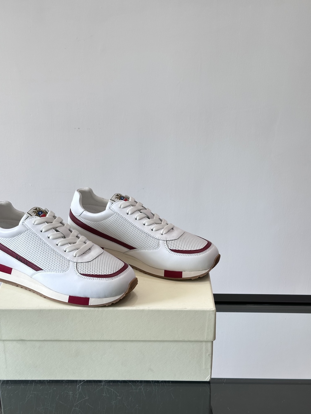 BALLY/巴利新款男士厚底皮革运动休闲鞋，这款皮革运动鞋采用小牛皮拼接打造，糅合优雅风范与创新设计。两