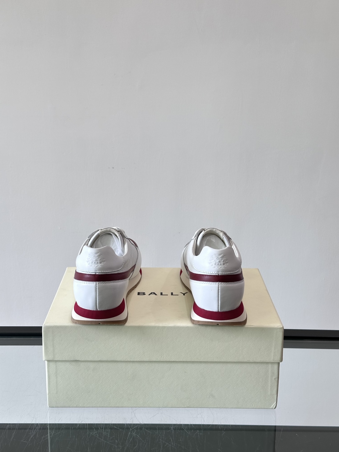 BALLY/巴利新款男士厚底皮革运动休闲鞋，这款皮革运动鞋采用小牛皮拼接打造，糅合优雅风范与创新设计。两