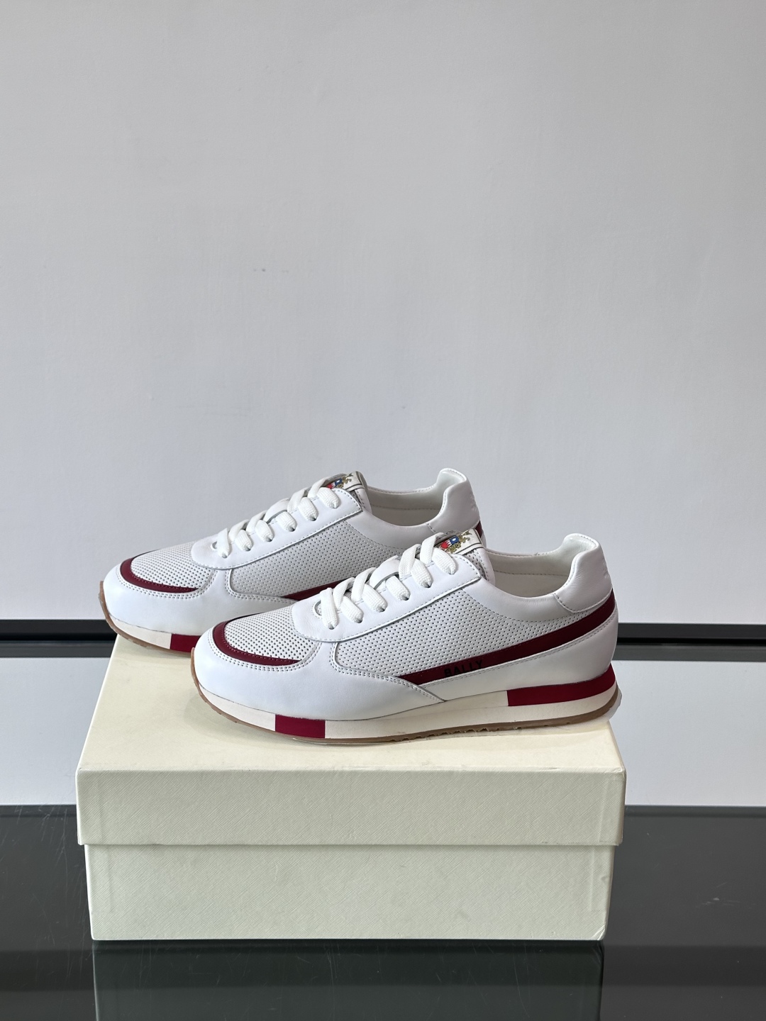 BALLY/巴利新款男士厚底皮革运动休闲鞋，这款皮革运动鞋采用小牛皮拼接打造，糅合优雅风范与创新设计。两