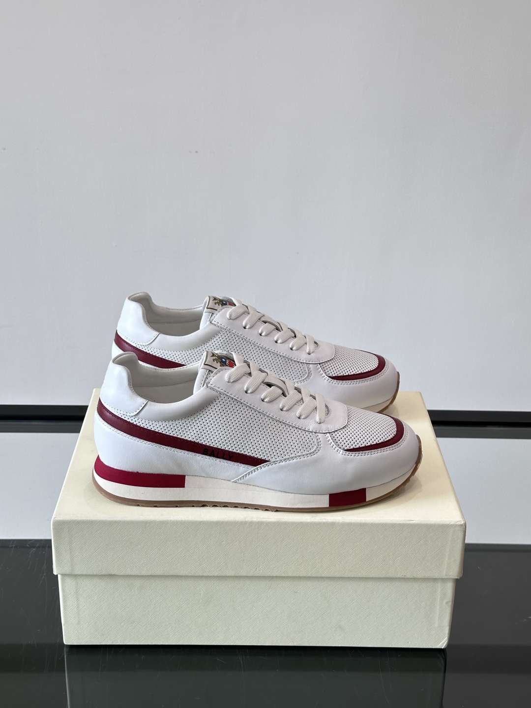 BALLY/巴利新款男士厚底皮革运动休闲鞋，这款皮革运动鞋采用小牛皮拼接打造，糅合优雅风范与创新设计。两