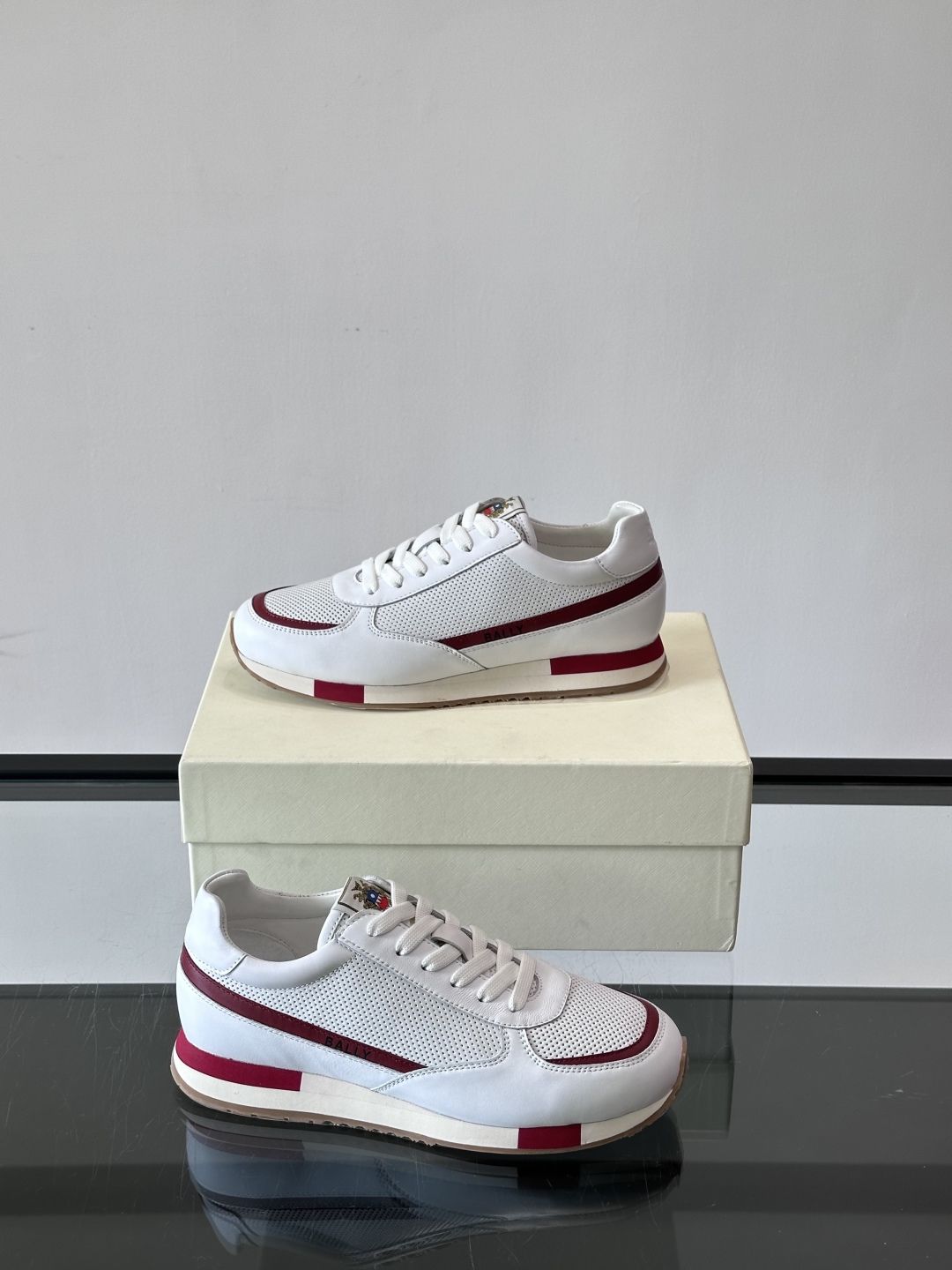 BALLY/巴利新款男士厚底皮革运动休闲鞋，这款皮革运动鞋采用小牛皮拼接打造，糅合优雅风范与创新设计。两
