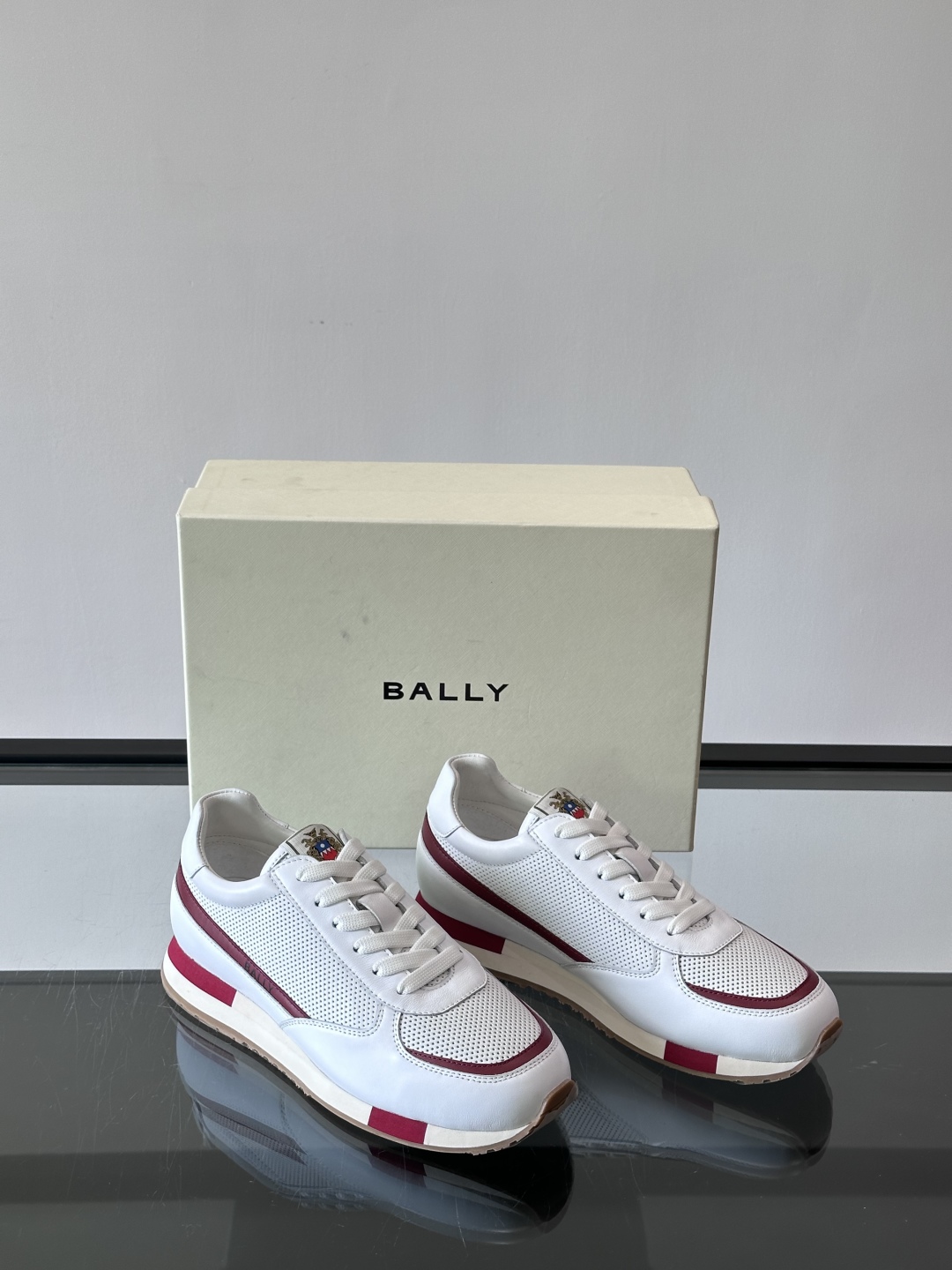 BALLY/巴利新款男士厚底皮革运动休闲鞋，这款皮革运动鞋采用小牛皮拼接打造，糅合优雅风范与创新设计。两