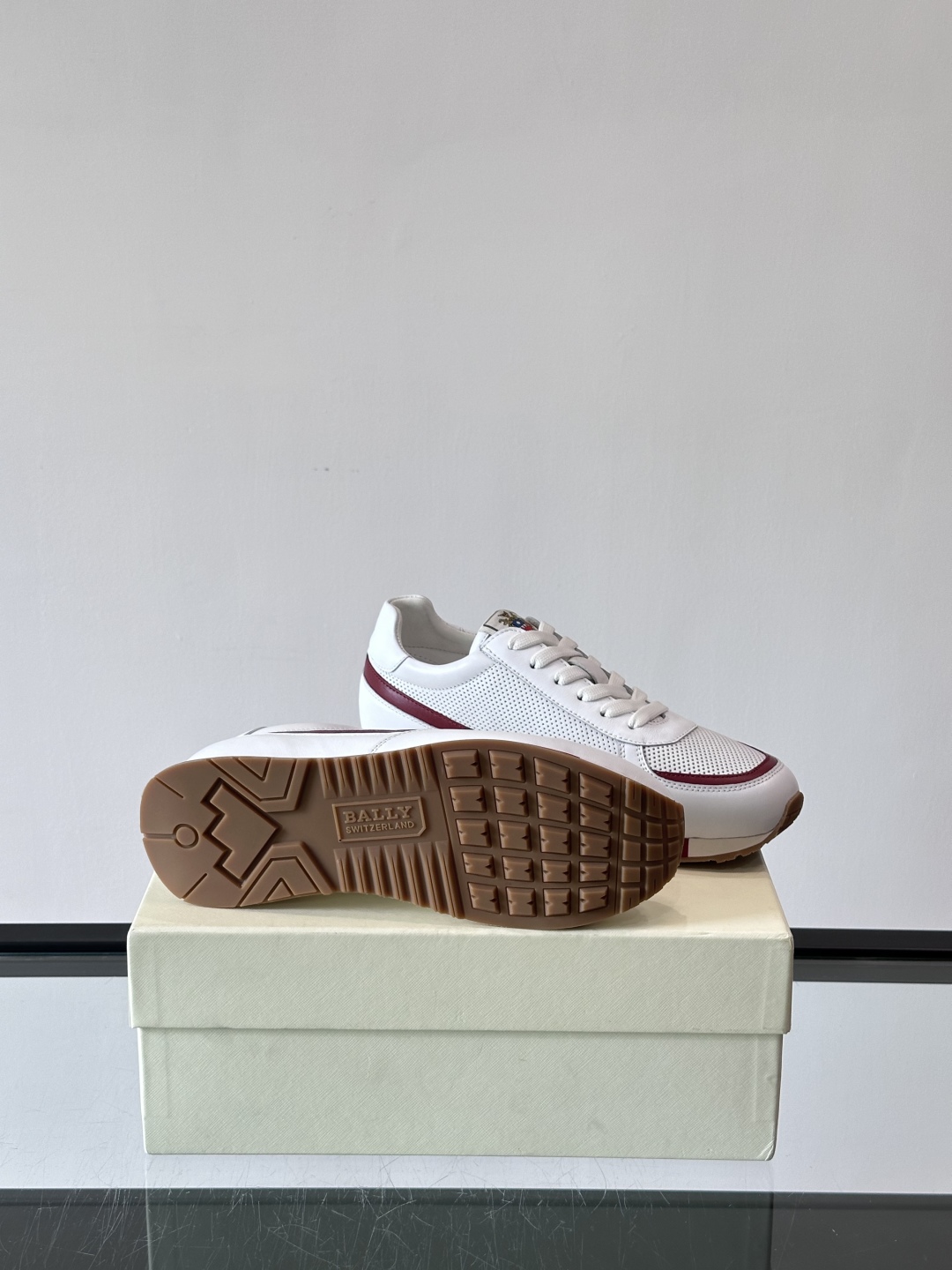 BALLY/巴利新款男士厚底皮革运动休闲鞋，这款皮革运动鞋采用小牛皮拼接打造，糅合优雅风范与创新设计。两