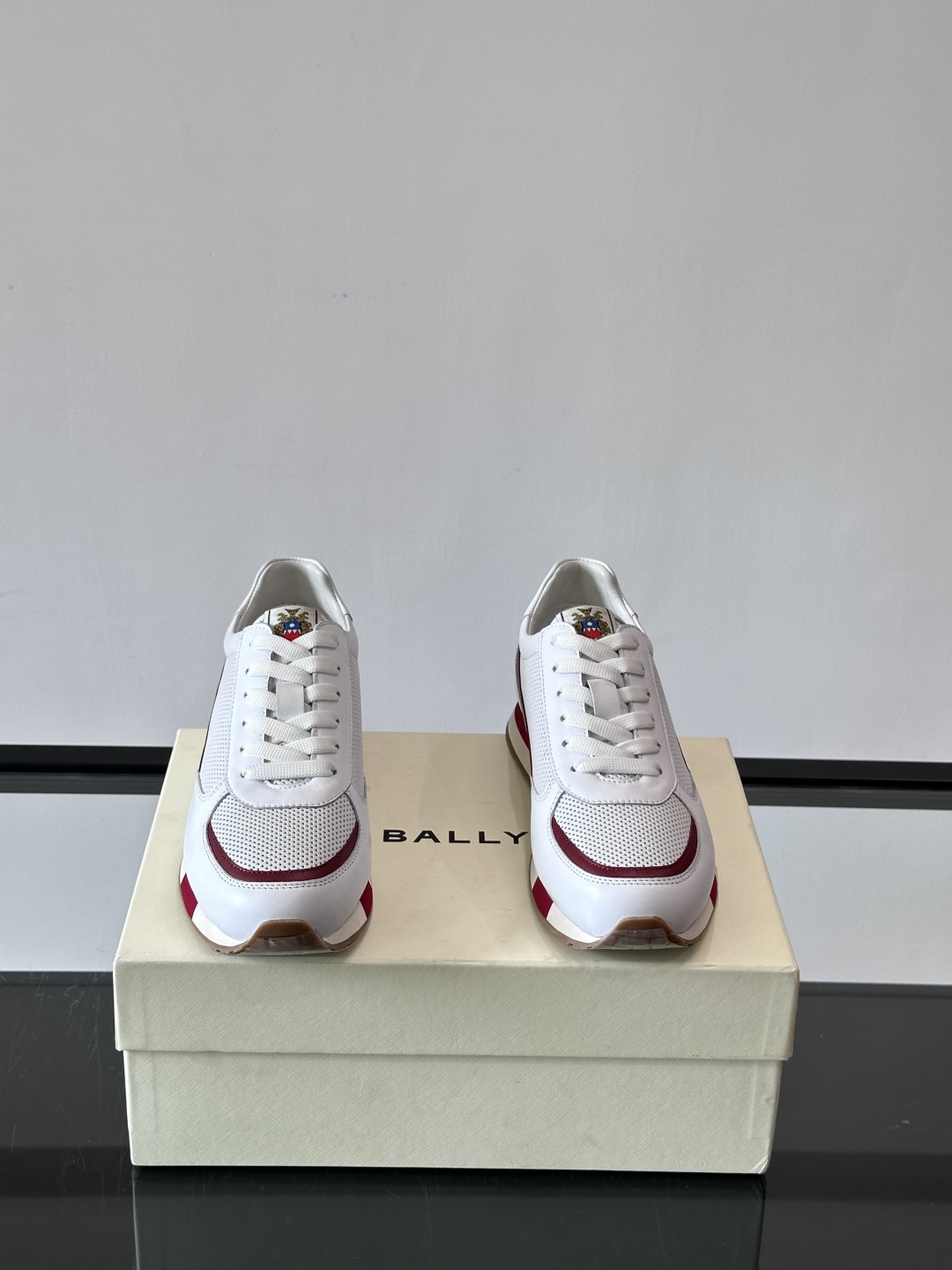 BALLY/巴利新款男士厚底皮革运动休闲鞋，这款皮革运动鞋采用小牛皮拼接打造，糅合优雅风范与创新设计。两
