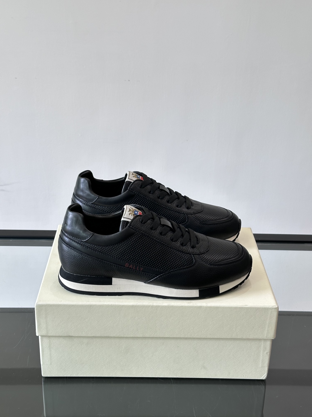 BALLY/巴利新款男士厚底皮革运动休闲鞋，这款皮革运动鞋采用小牛皮拼接打造，糅合优雅风范与创新设计。两
