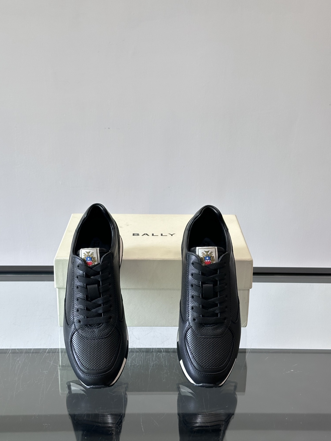 BALLY/巴利新款男士厚底皮革运动休闲鞋，这款皮革运动鞋采用小牛皮拼接打造，糅合优雅风范与创新设计。两