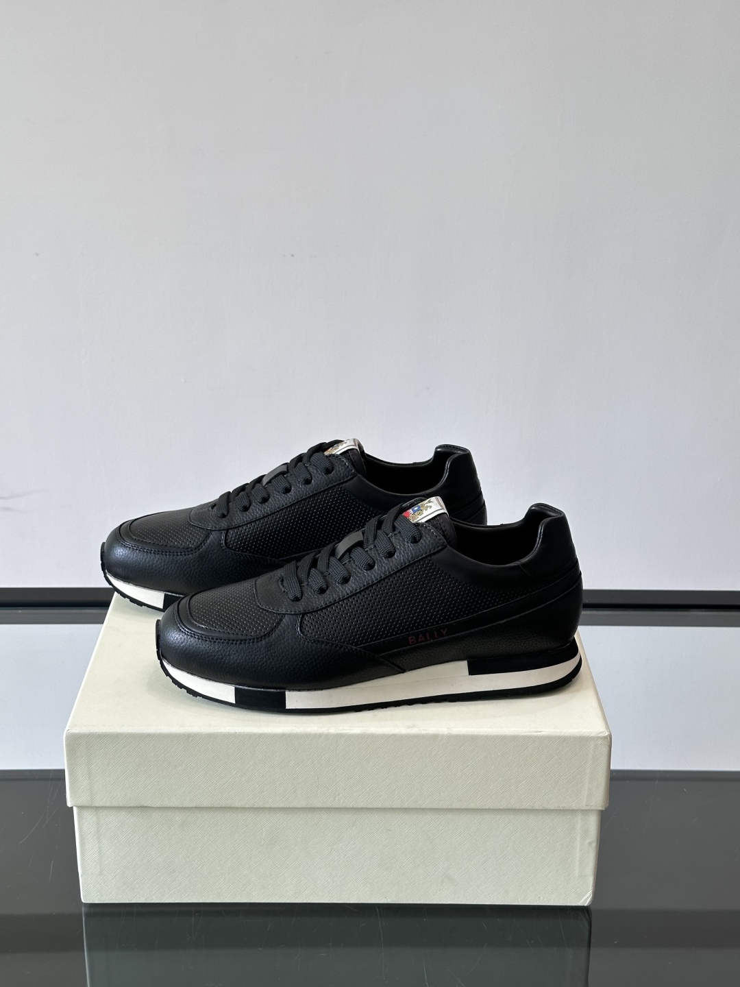 BALLY/巴利新款男士厚底皮革运动休闲鞋，这款皮革运动鞋采用小牛皮拼接打造，糅合优雅风范与创新设计。两