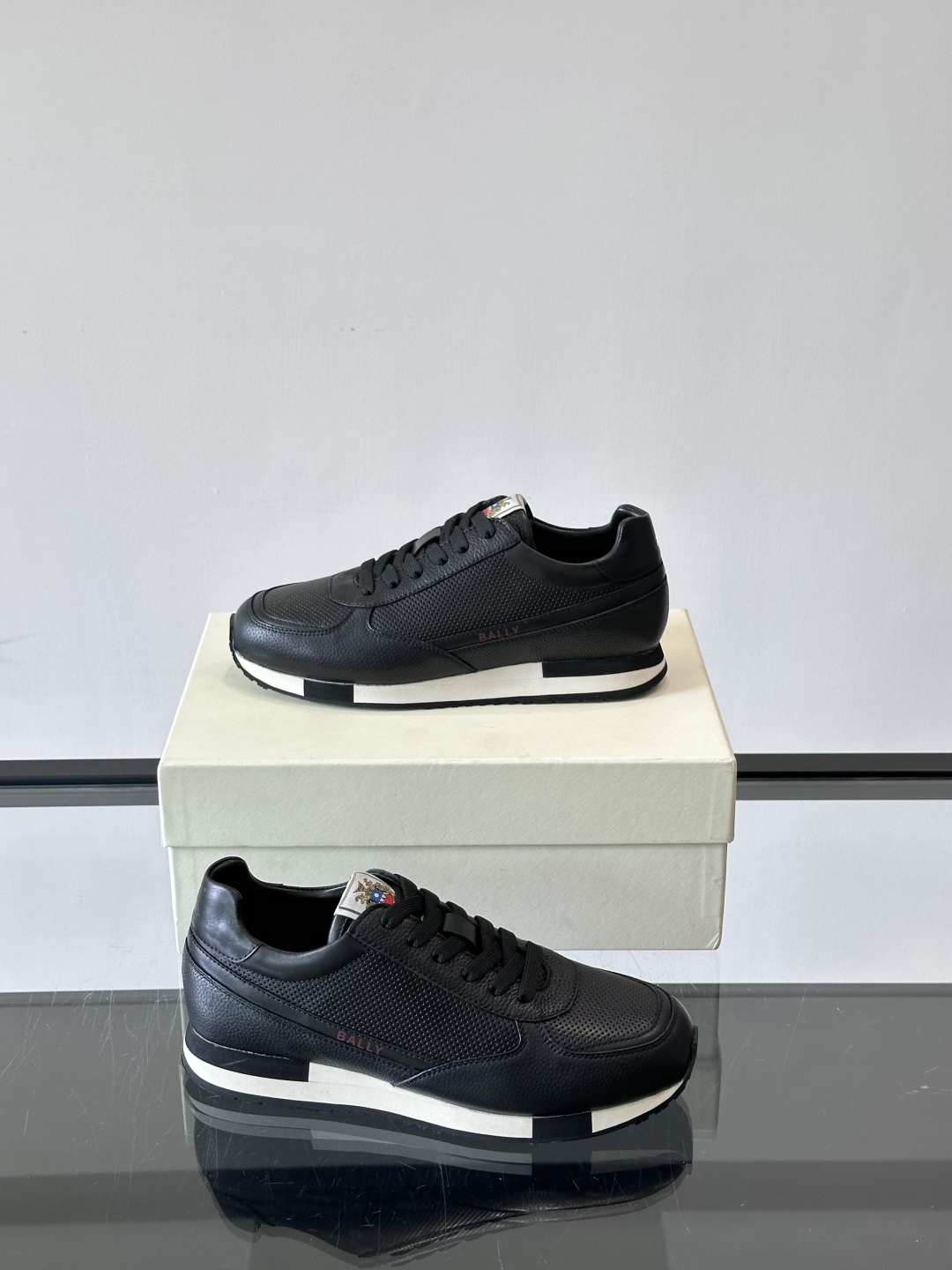BALLY/巴利新款男士厚底皮革运动休闲鞋，这款皮革运动鞋采用小牛皮拼接打造，糅合优雅风范与创新设计。两