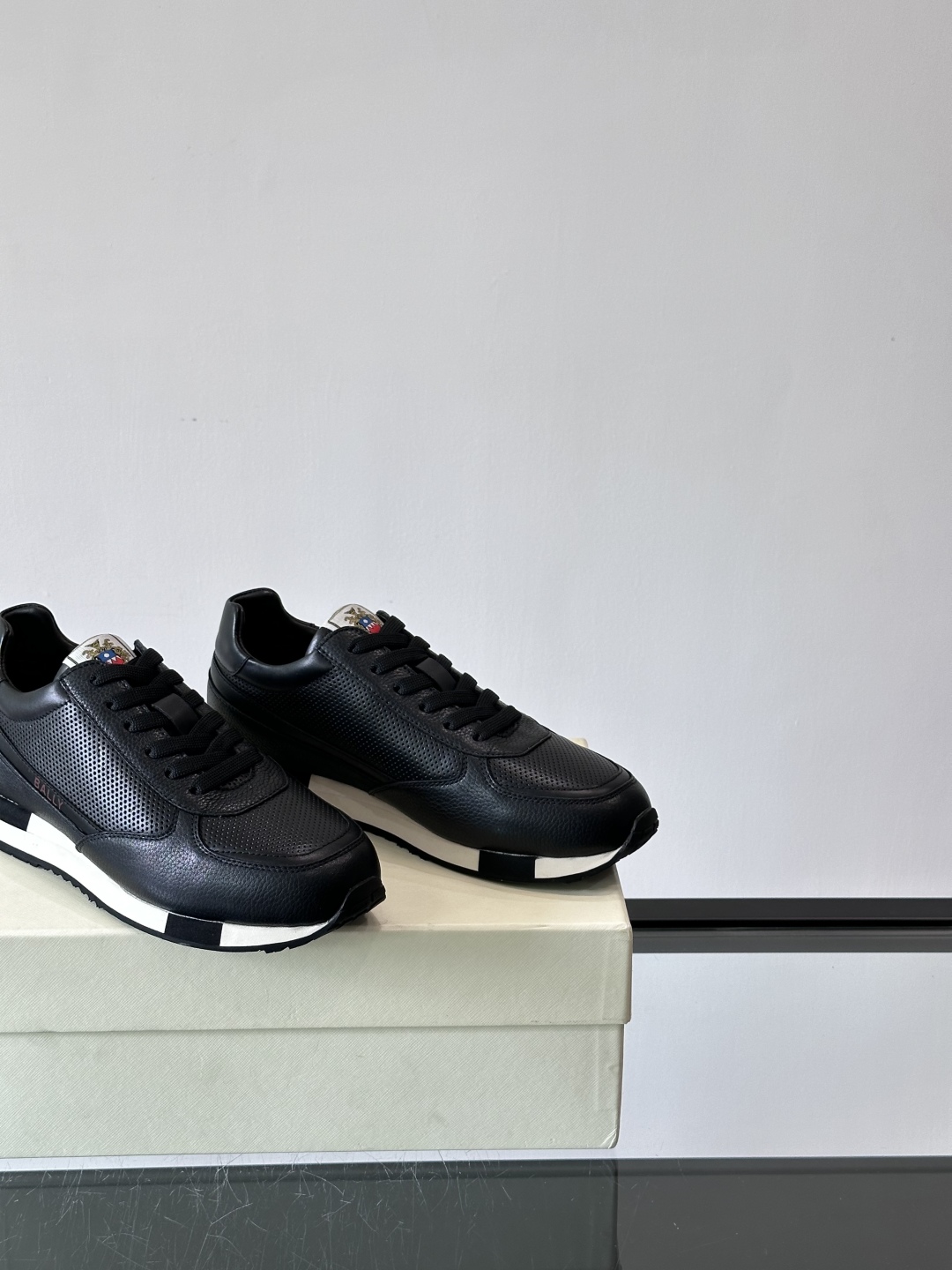 BALLY/巴利新款男士厚底皮革运动休闲鞋，这款皮革运动鞋采用小牛皮拼接打造，糅合优雅风范与创新设计。两