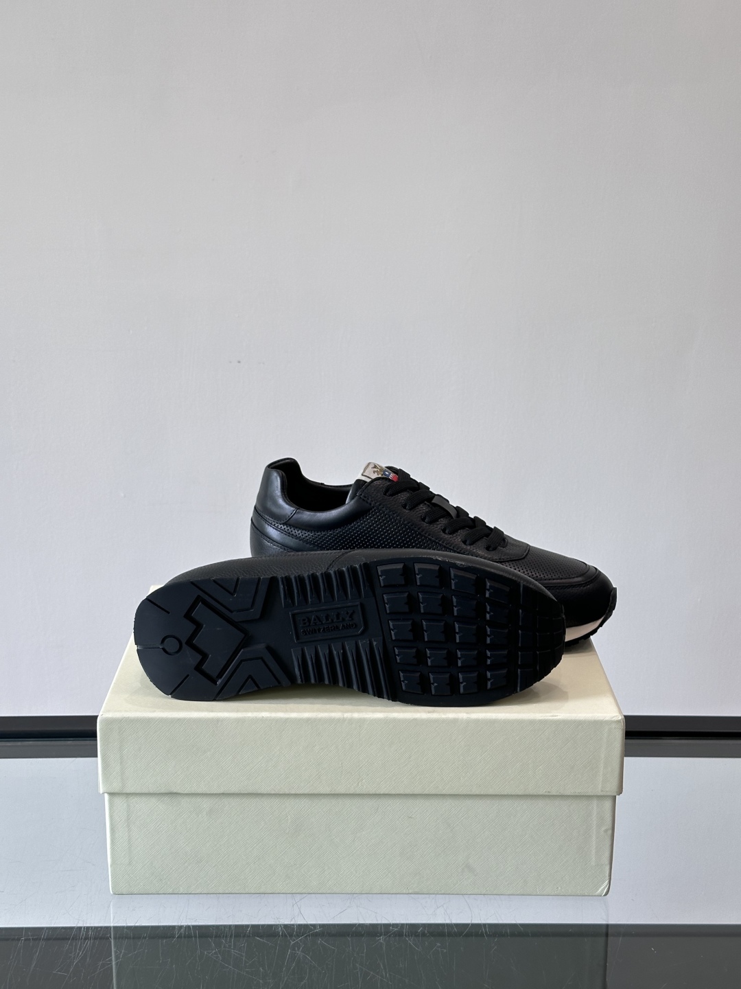 BALLY/巴利新款男士厚底皮革运动休闲鞋，这款皮革运动鞋采用小牛皮拼接打造，糅合优雅风范与创新设计。两