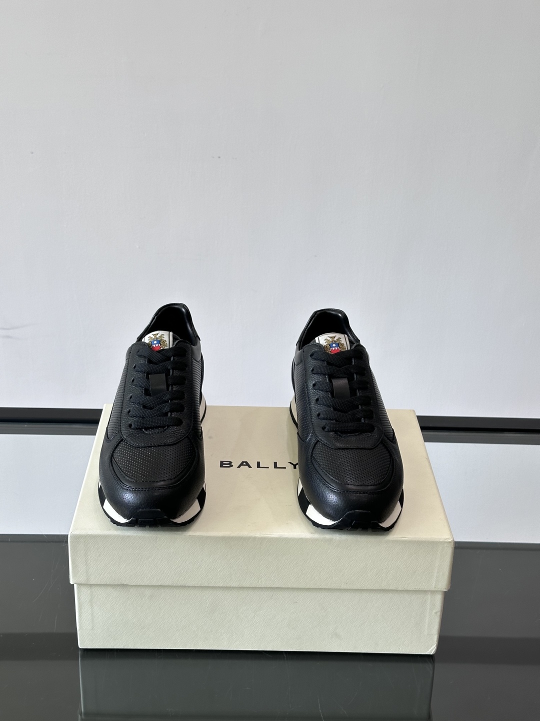 BALLY/巴利新款男士厚底皮革运动休闲鞋，这款皮革运动鞋采用小牛皮拼接打造，糅合优雅风范与创新设计。两