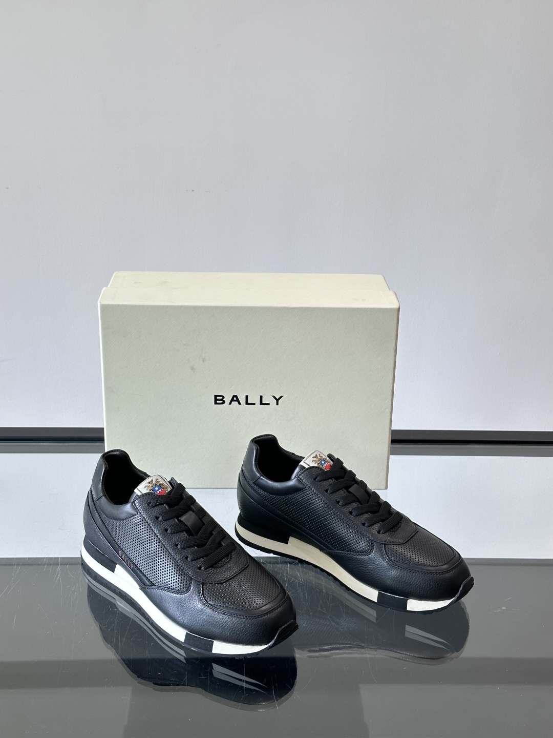 BALLY/巴利新款男士厚底皮革运动休闲鞋，这款皮革运动鞋采用小牛皮拼接打造，糅合优雅风范与创新设计。两