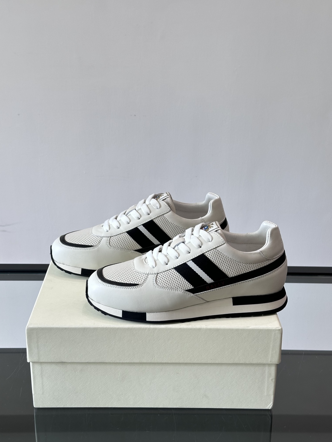 BALLY/巴利新款男士厚底皮革运动休闲鞋，这款皮革运动鞋采用小牛皮拼接打造，糅合优雅风范与创新设计。两