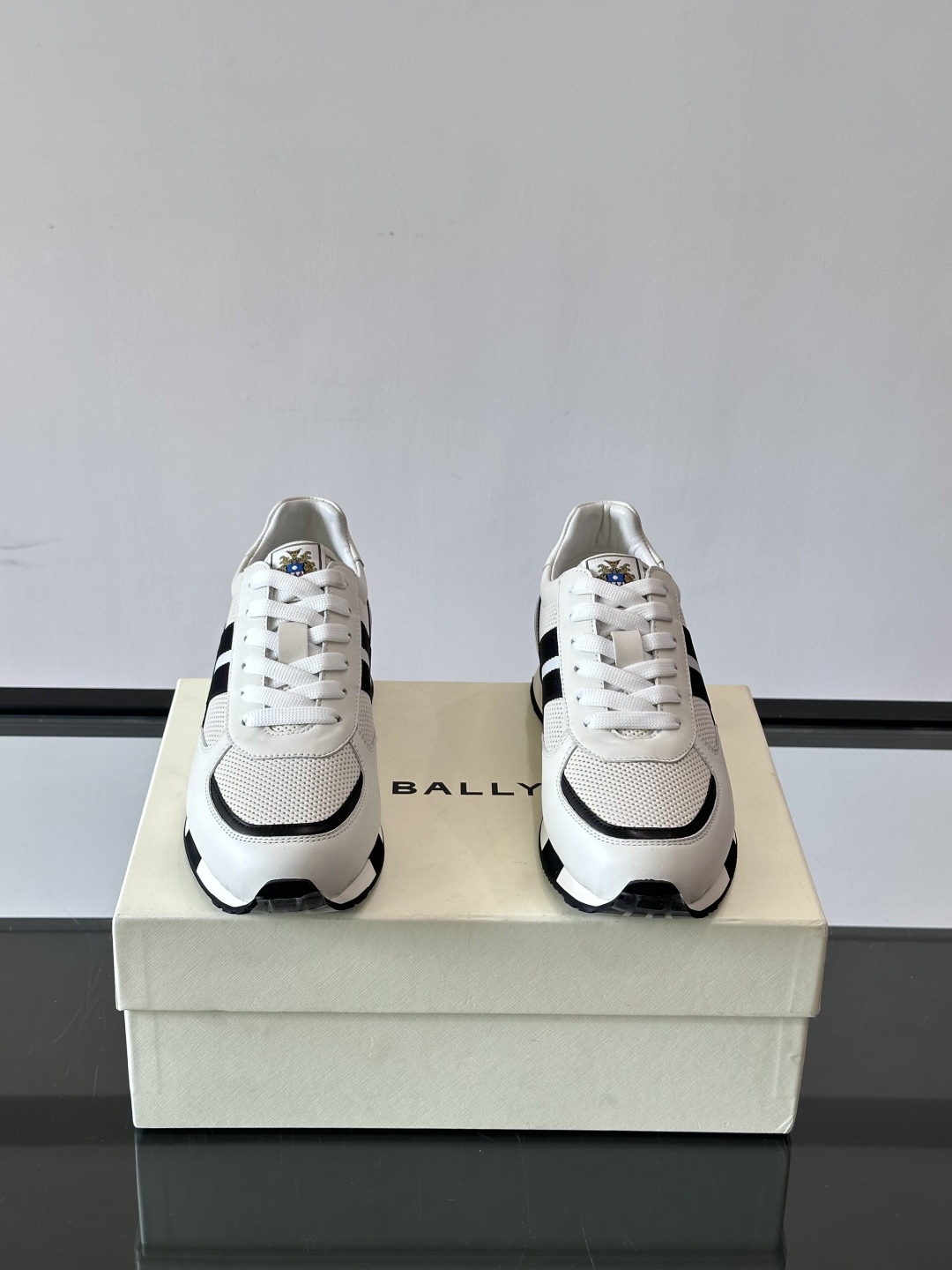 BALLY/巴利新款男士厚底皮革运动休闲鞋，这款皮革运动鞋采用小牛皮拼接打造，糅合优雅风范与创新设计。两