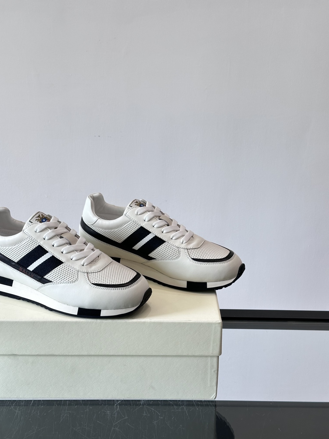 BALLY/巴利新款男士厚底皮革运动休闲鞋，这款皮革运动鞋采用小牛皮拼接打造，糅合优雅风范与创新设计。两