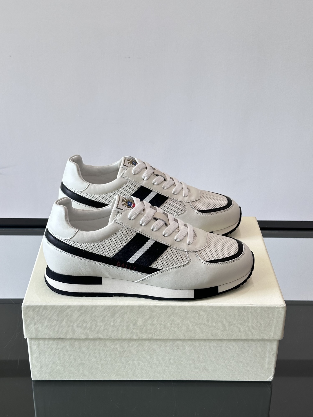 BALLY/巴利新款男士厚底皮革运动休闲鞋，这款皮革运动鞋采用小牛皮拼接打造，糅合优雅风范与创新设计。两