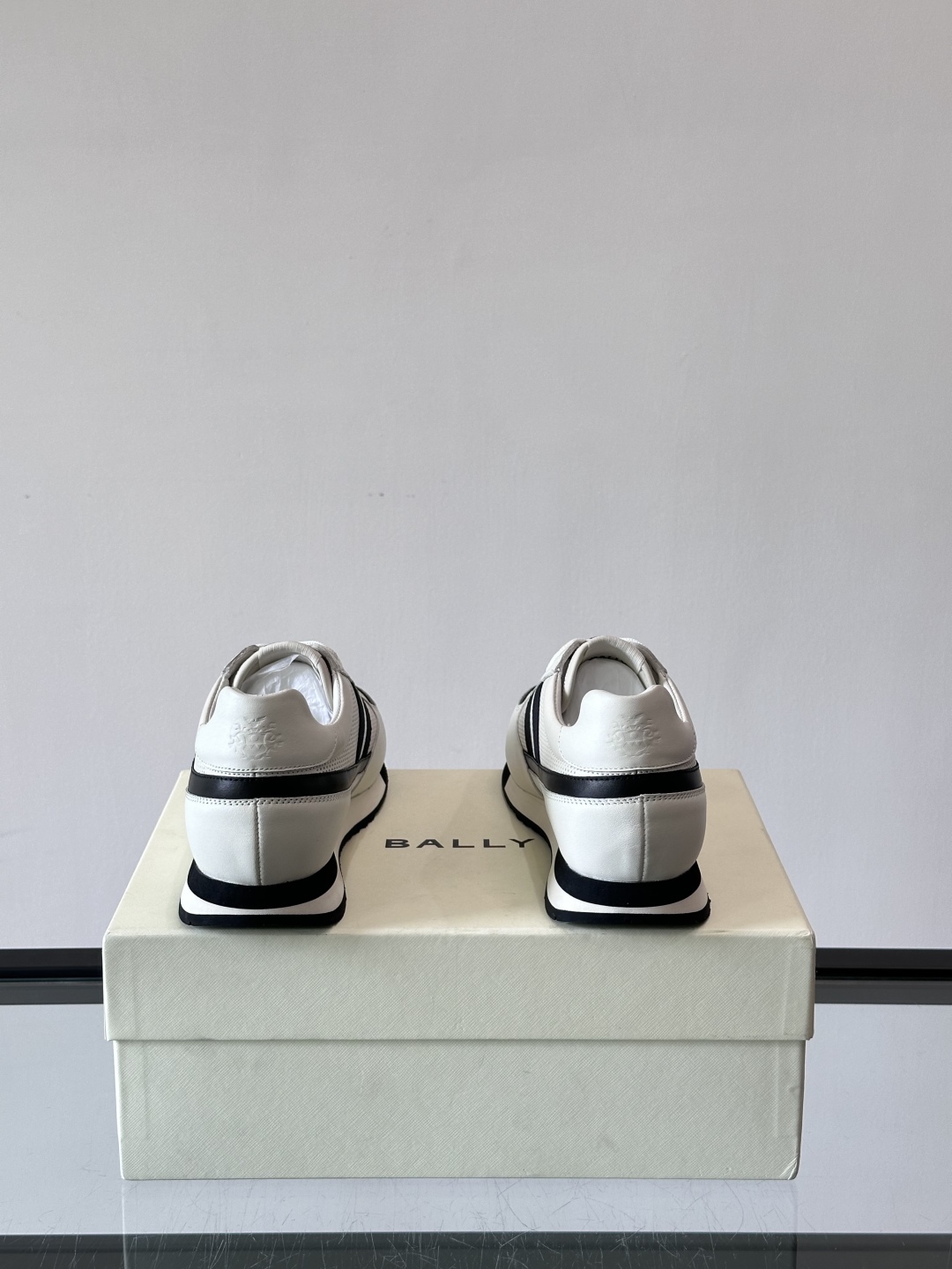 BALLY/巴利新款男士厚底皮革运动休闲鞋，这款皮革运动鞋采用小牛皮拼接打造，糅合优雅风范与创新设计。两