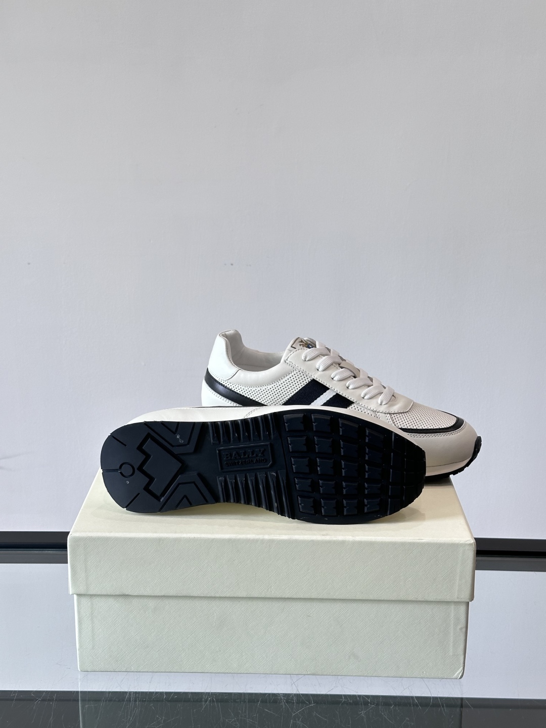 BALLY/巴利新款男士厚底皮革运动休闲鞋，这款皮革运动鞋采用小牛皮拼接打造，糅合优雅风范与创新设计。两