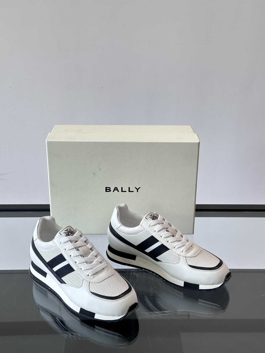 BALLY/巴利新款男士厚底皮革运动休闲鞋，这款皮革运动鞋采用小牛皮拼接打造，糅合优雅风范与创新设计。两