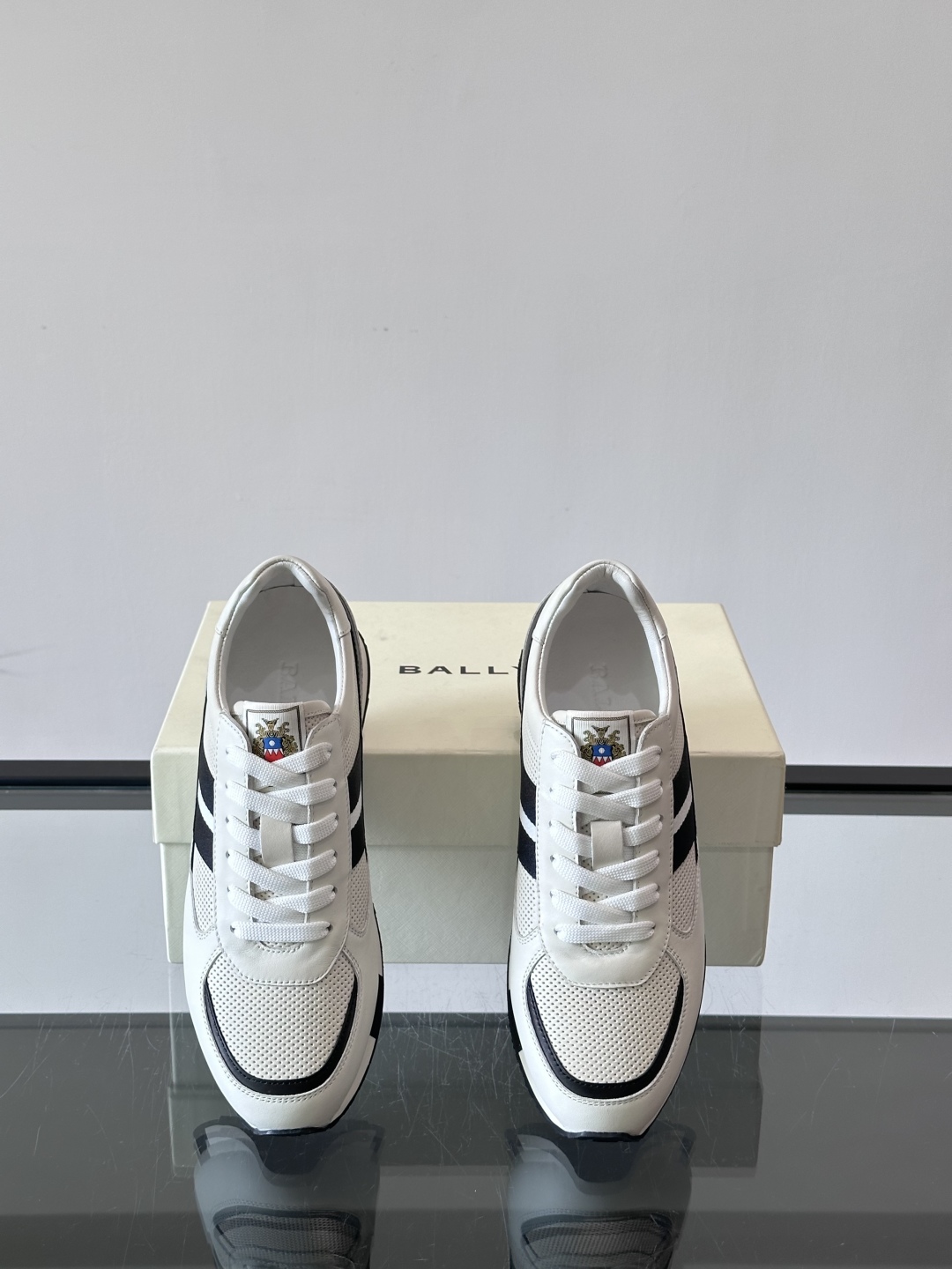 BALLY/巴利新款男士厚底皮革运动休闲鞋，这款皮革运动鞋采用小牛皮拼接打造，糅合优雅风范与创新设计。两