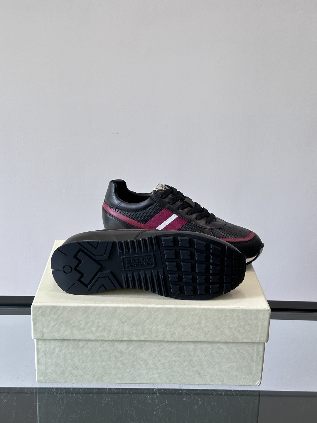 BALLY/巴利新款男士厚底皮革运动休闲鞋，这款皮革运动鞋采用小牛皮拼接打造，糅合优雅风范与创新设计。两