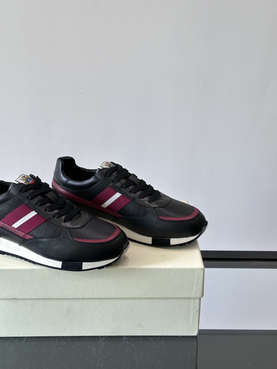 BALLY/巴利新款男士厚底皮革运动休闲鞋，这款皮革运动鞋采用小牛皮拼接打造，糅合优雅风范与创新设计。两