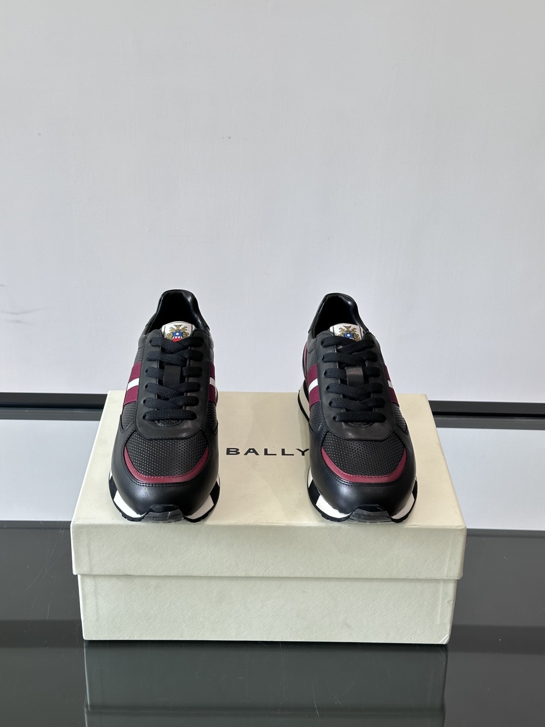 BALLY/巴利新款男士厚底皮革运动休闲鞋，这款皮革运动鞋采用小牛皮拼接打造，糅合优雅风范与创新设计。两