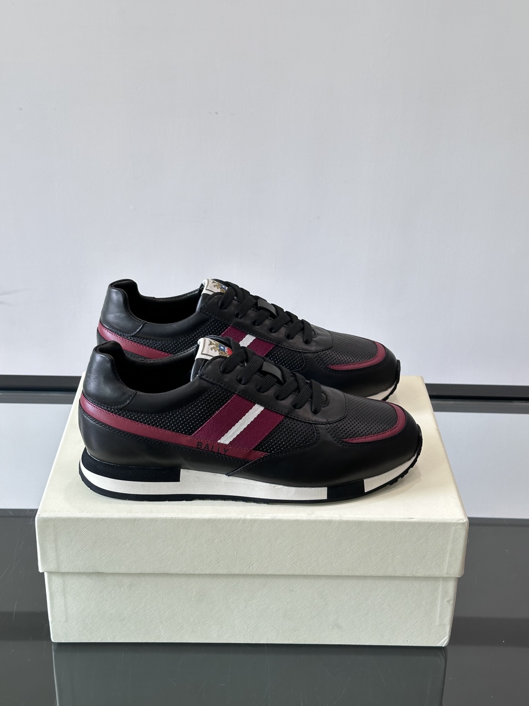 BALLY/巴利新款男士厚底皮革运动休闲鞋，这款皮革运动鞋采用小牛皮拼接打造，糅合优雅风范与创新设计。两