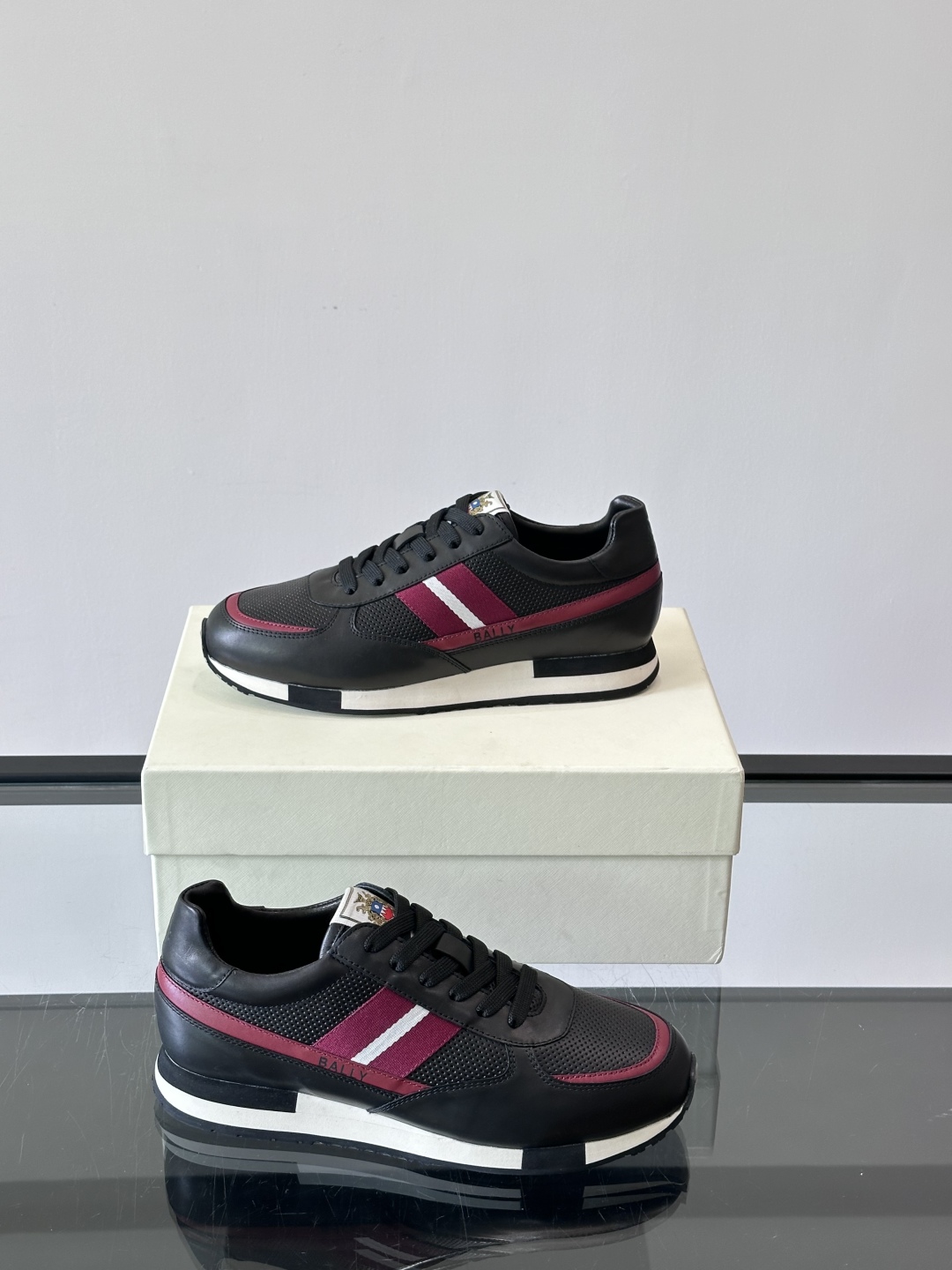 BALLY/巴利新款男士厚底皮革运动休闲鞋，这款皮革运动鞋采用小牛皮拼接打造，糅合优雅风范与创新设计。两