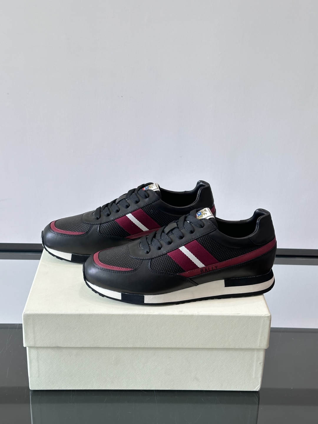 BALLY/巴利新款男士厚底皮革运动休闲鞋，这款皮革运动鞋采用小牛皮拼接打造，糅合优雅风范与创新设计。两