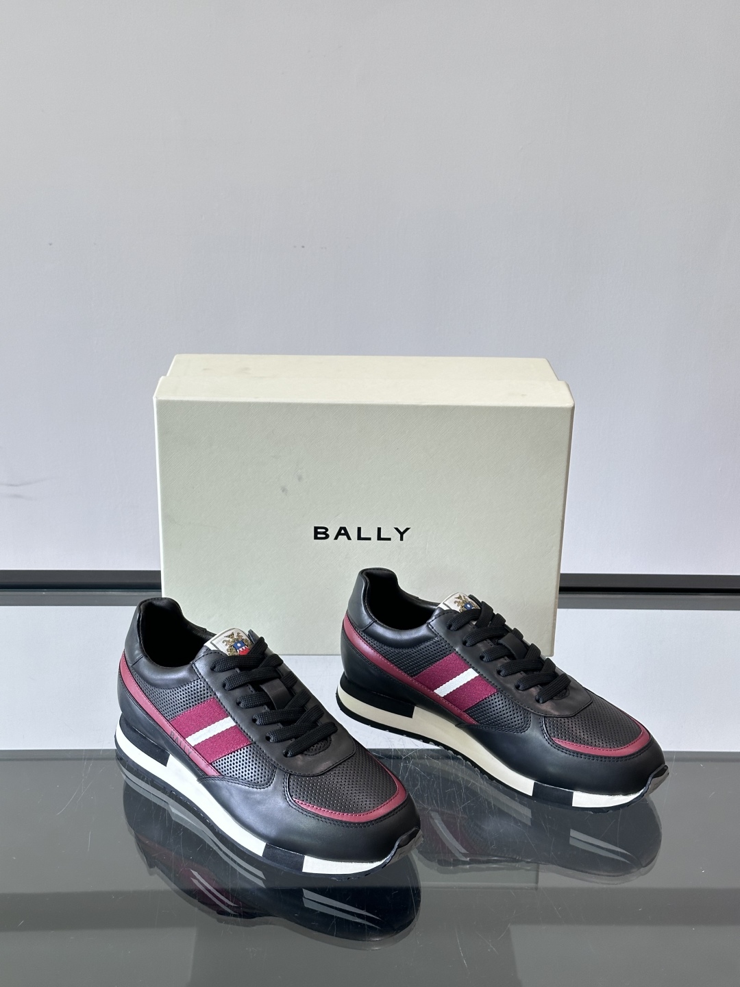 BALLY/巴利新款男士厚底皮革运动休闲鞋，这款皮革运动鞋采用小牛皮拼接打造，糅合优雅风范与创新设计。两